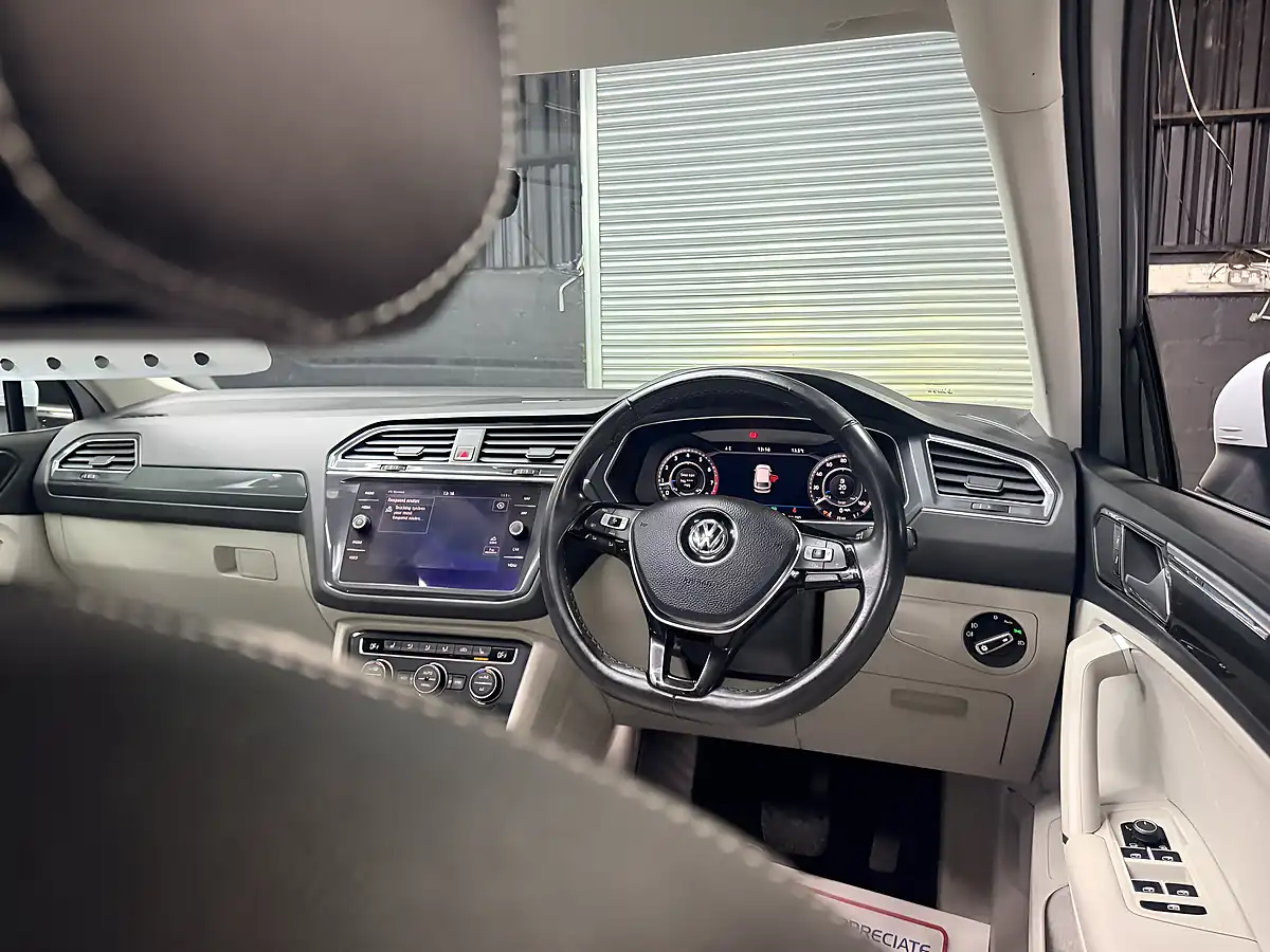 Used 2018 Volkswagen Tiguan Sel Silver - Interior and Exterior details 13