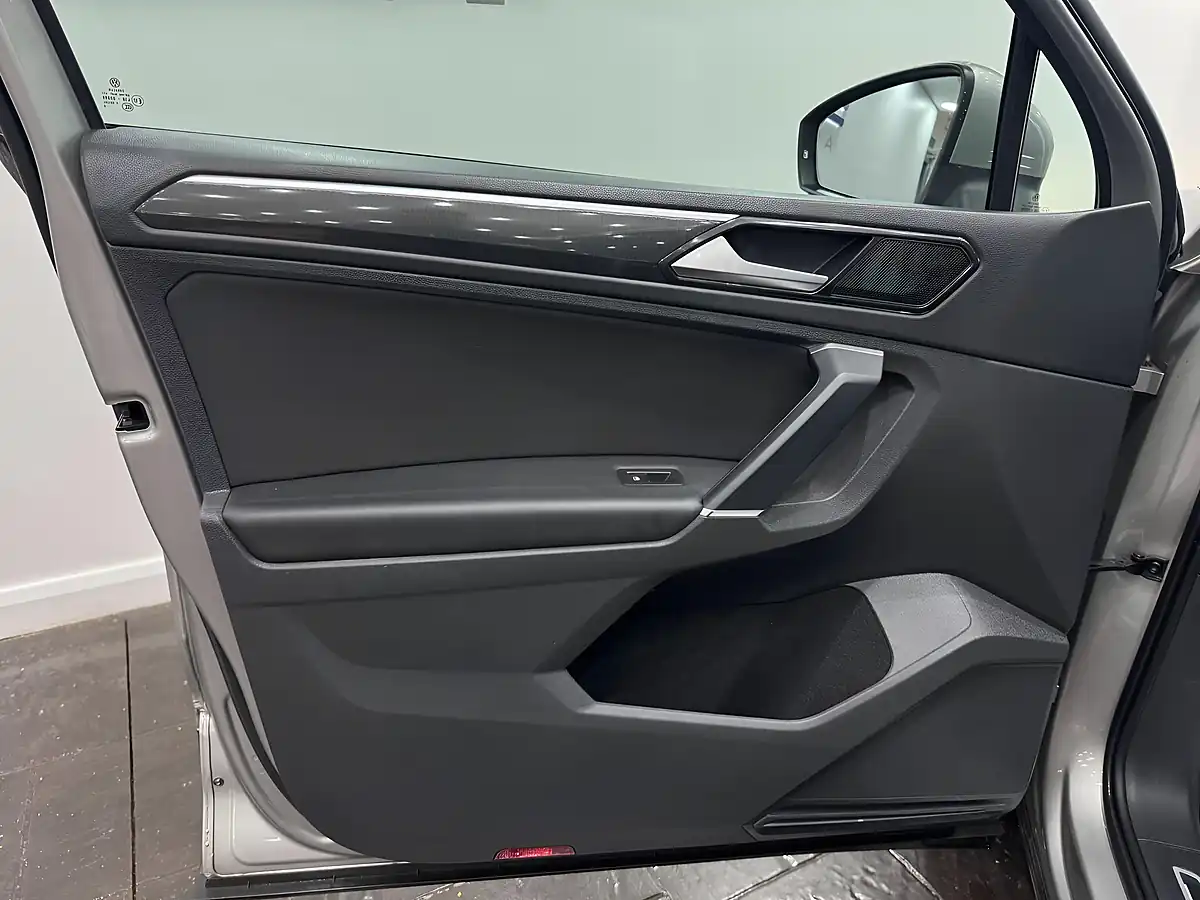 Used 2018 Volkswagen Tiguan Sel Silver - Interior and Exterior details 18