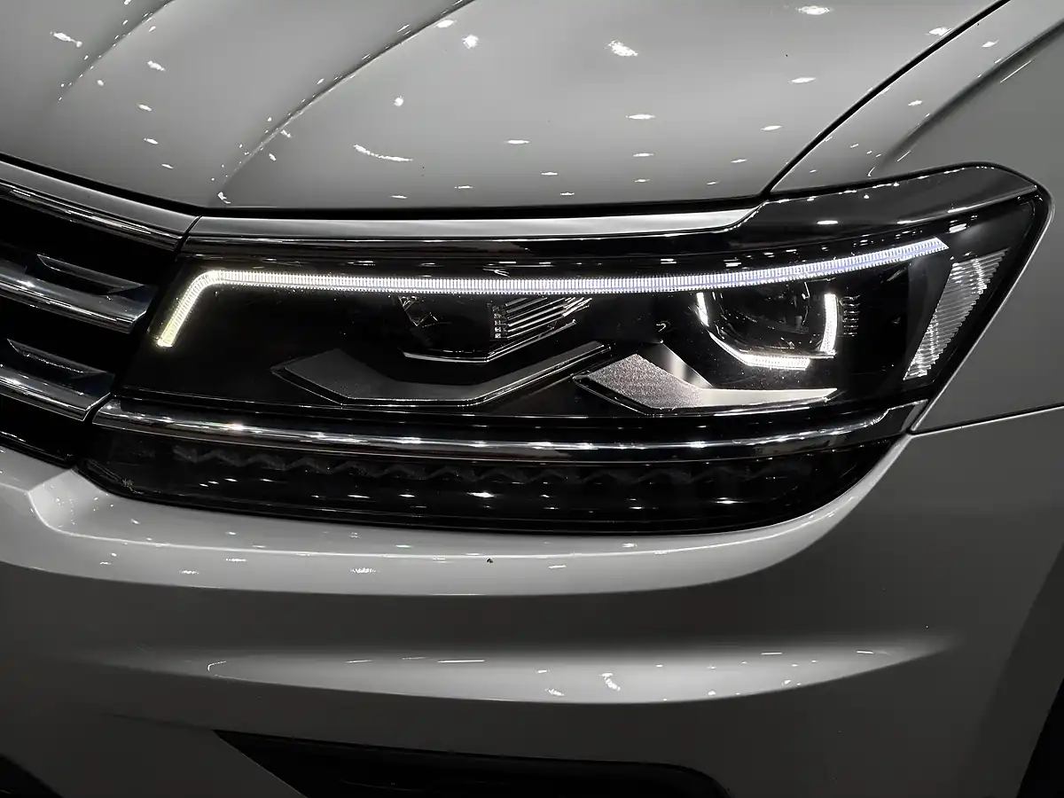 Used 2018 Volkswagen Tiguan Sel Silver - Interior and Exterior details 8