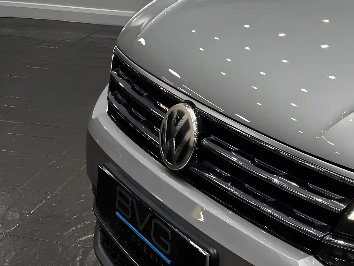 Used 2018 Volkswagen Tiguan Sel Silver - Interior and Exterior details 9