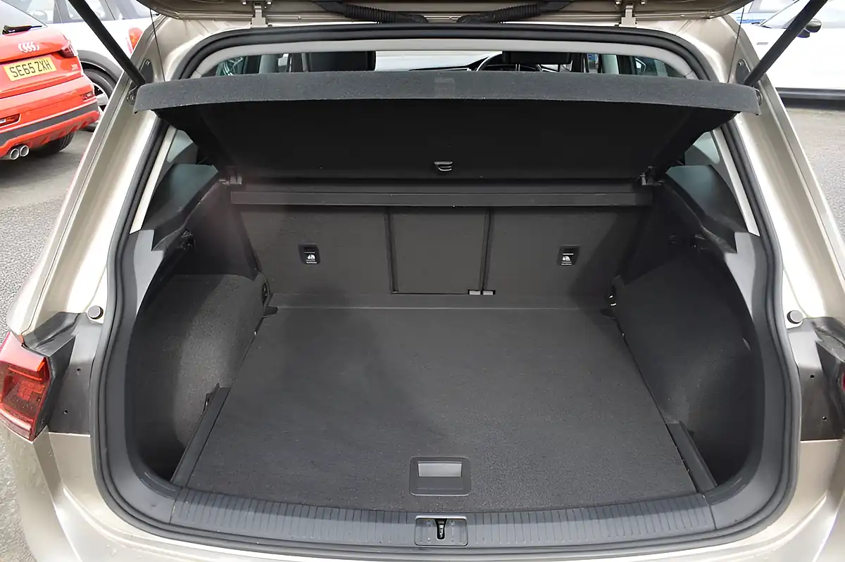 Used 2018 Volkswagen Tiguan Sel Titanium Beige - Interior and Exterior details 5