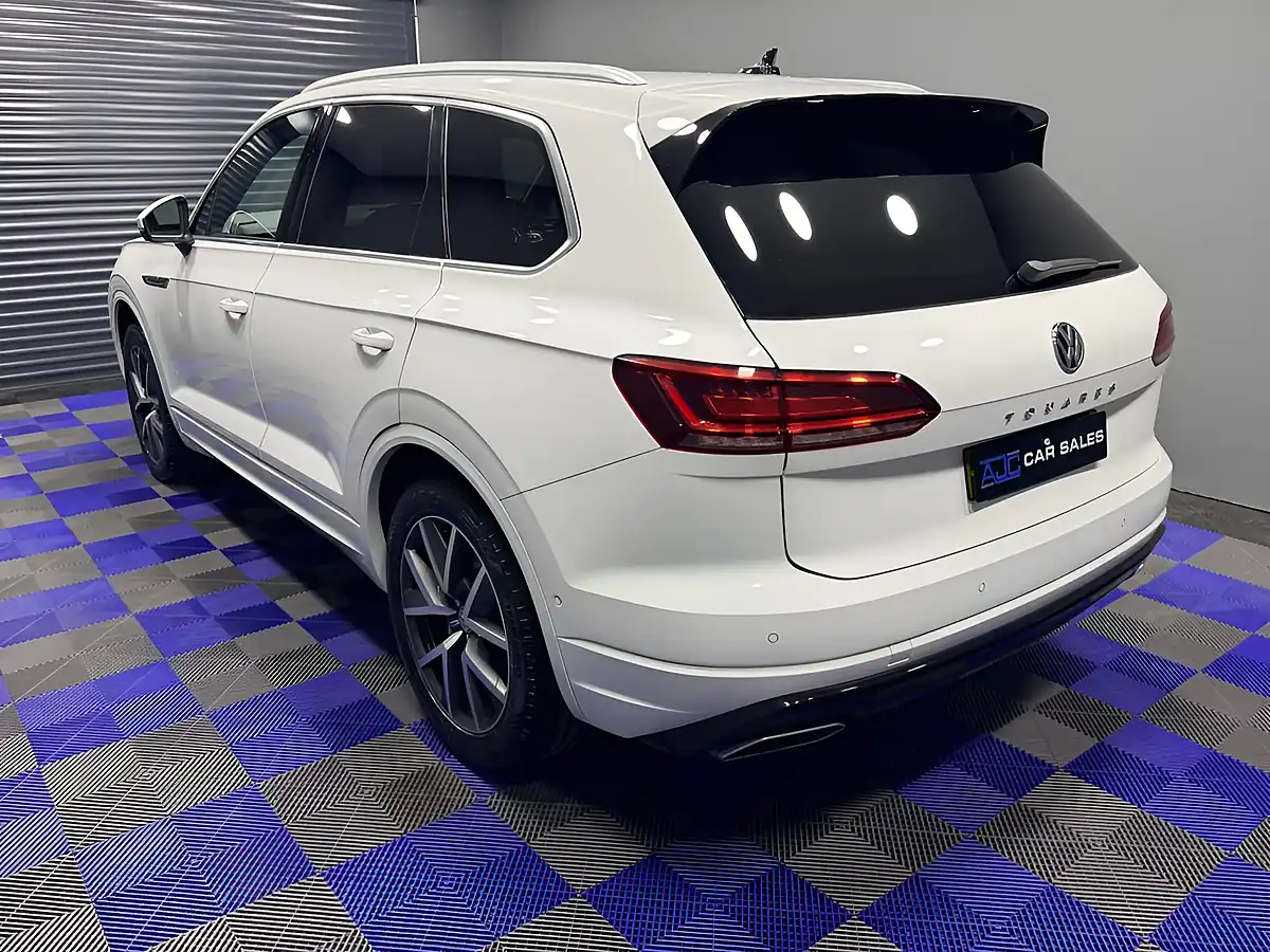 Used 2018 Volkswagen Touareg R-Line Pure White - Interior and Exterior details 10