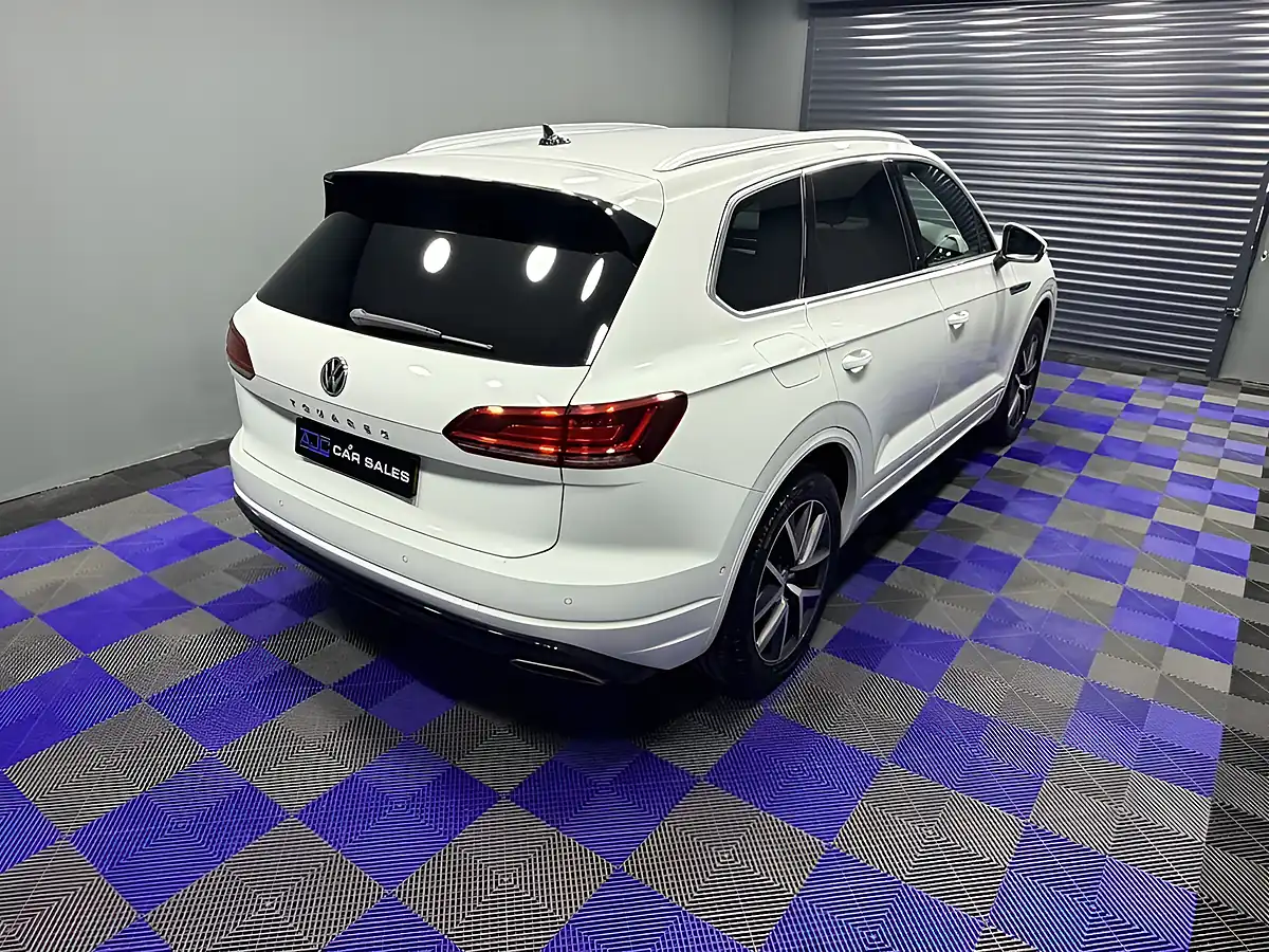 Used 2018 Volkswagen Touareg R-Line Pure White - Interior and Exterior details 11
