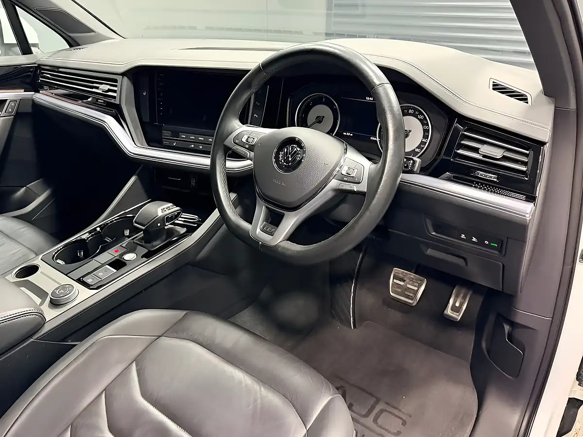 Used 2018 Volkswagen Touareg R-Line Pure White - Interior and Exterior details 12