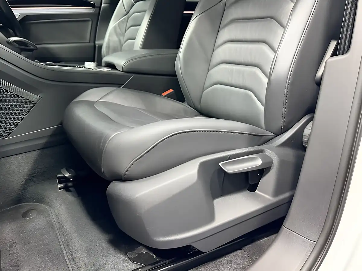 Used 2018 Volkswagen Touareg R-Line Pure White - Interior and Exterior details 16