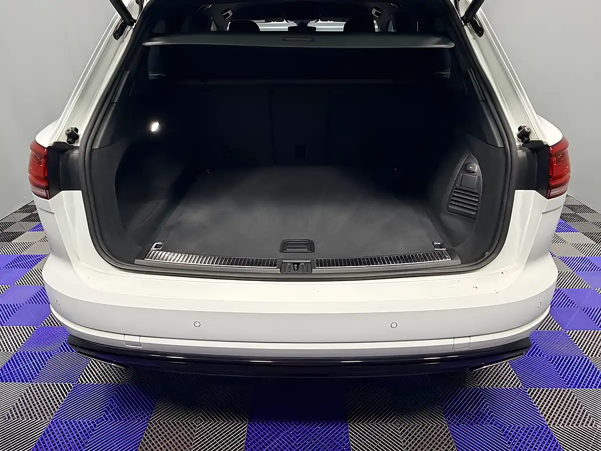 Used 2018 Volkswagen Touareg R-Line Pure White - Interior and Exterior details 18