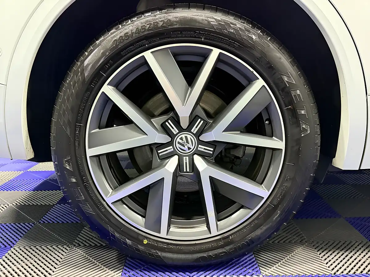 Used 2018 Volkswagen Touareg R-Line Pure White - Interior and Exterior details 19
