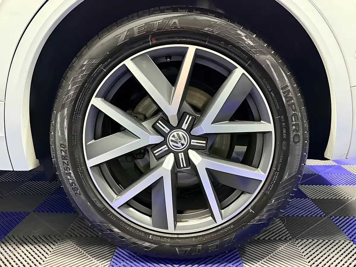 Used 2018 Volkswagen Touareg R-Line Pure White - Interior and Exterior details 20