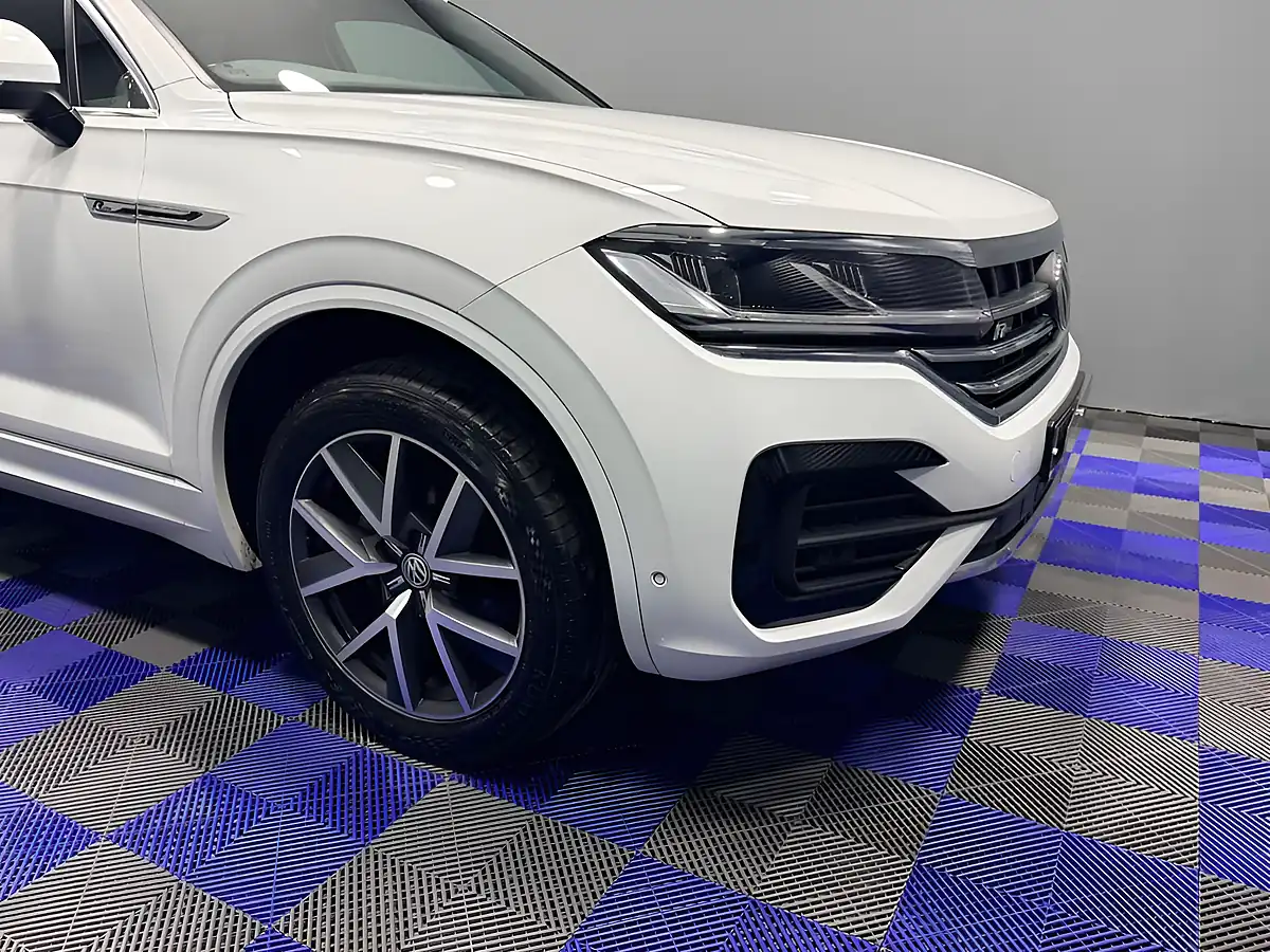 Used 2018 Volkswagen Touareg R-Line Pure White - Interior and Exterior details 3