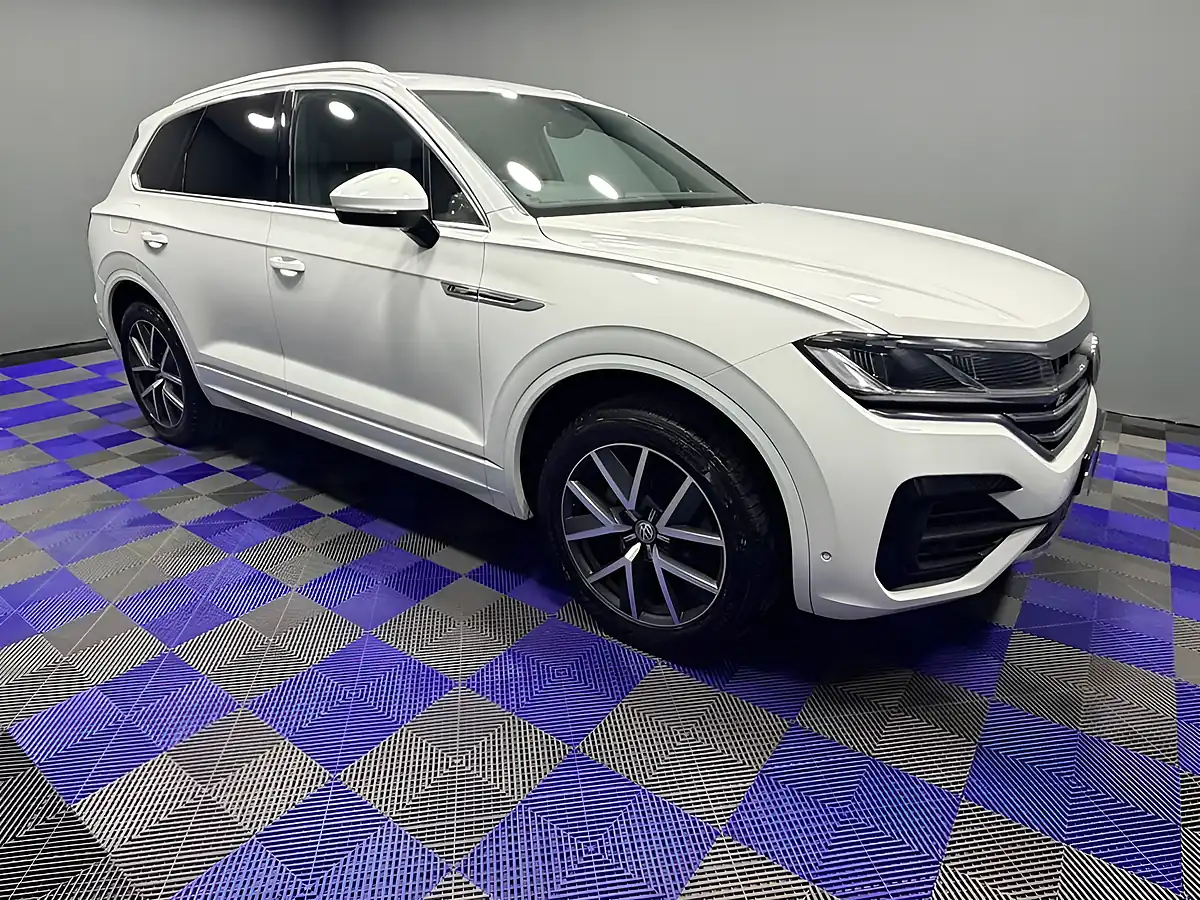 Used 2018 Volkswagen Touareg R-Line Pure White - Interior and Exterior details 4