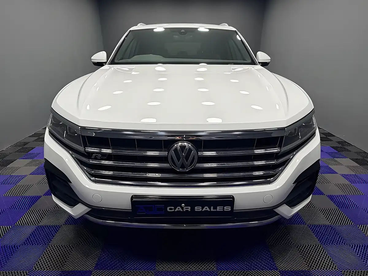 Used 2018 Volkswagen Touareg R-Line Pure White - Interior and Exterior details 5