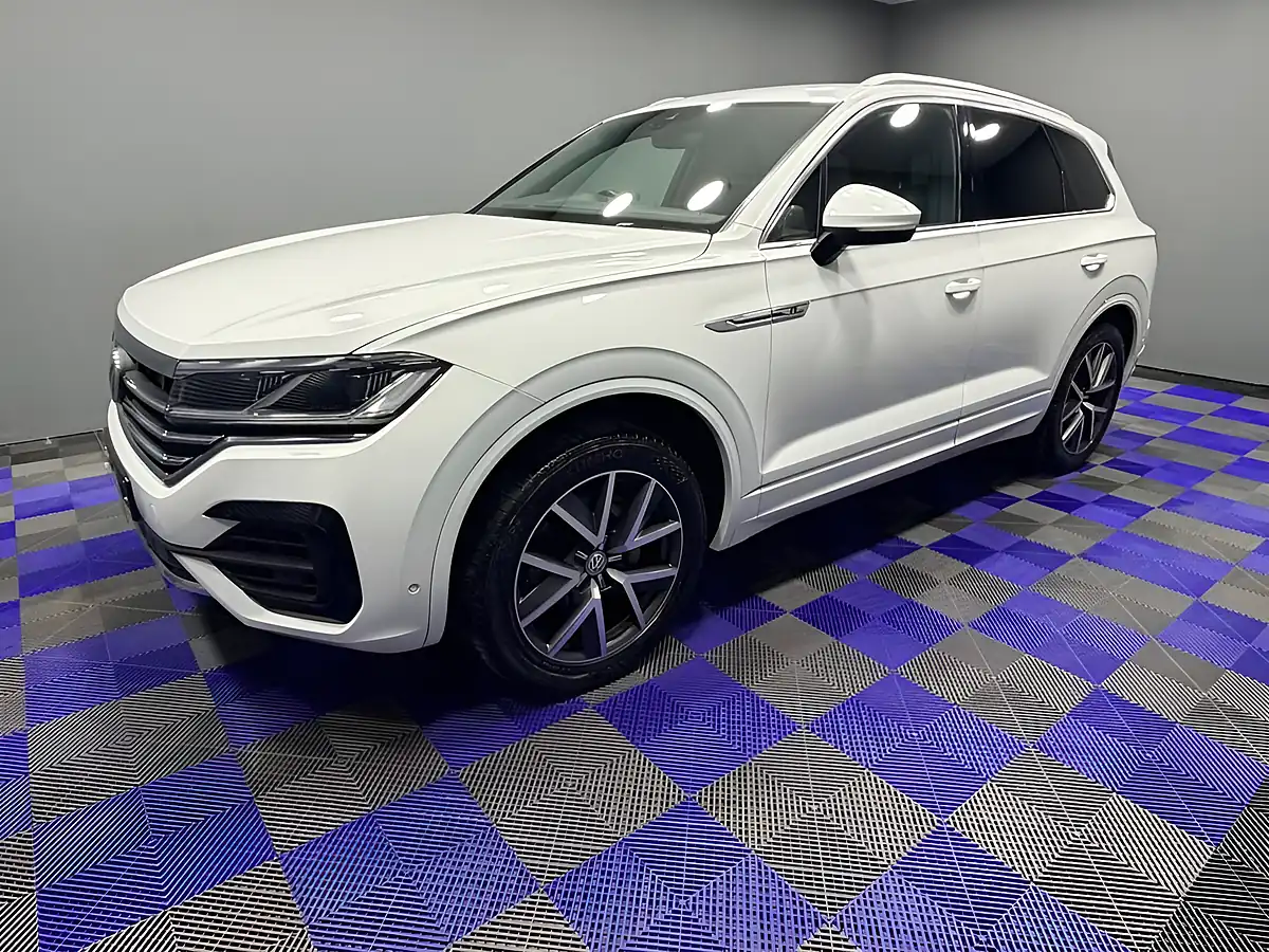 Used 2018 Volkswagen Touareg R-Line Pure White - Interior and Exterior details 6