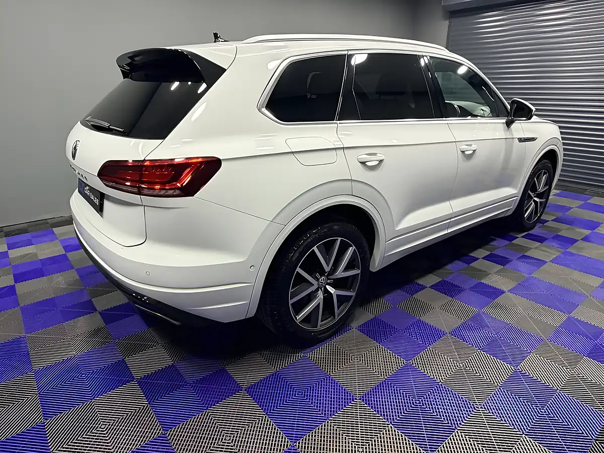 Used 2018 Volkswagen Touareg R-Line Pure White - Interior and Exterior details 7