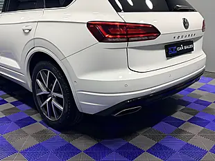 Used 2018 Volkswagen Touareg R-Line Pure White - Interior and Exterior details 8