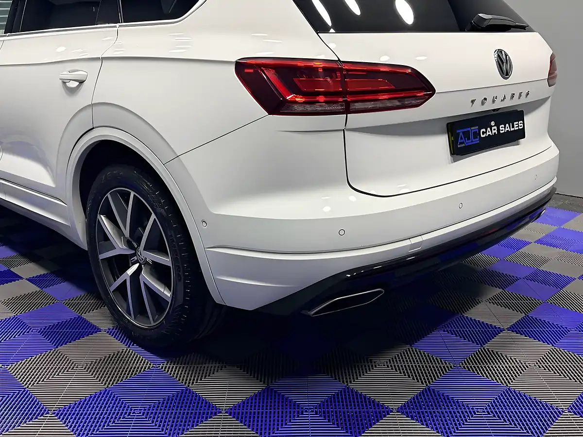 Used 2018 Volkswagen Touareg R-Line Pure White - Interior and Exterior details 8