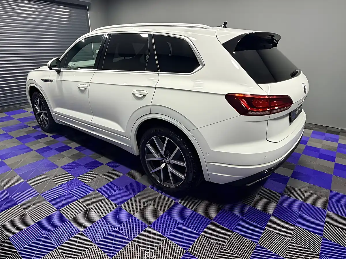Used 2018 Volkswagen Touareg R-Line Pure White - Interior and Exterior details 9