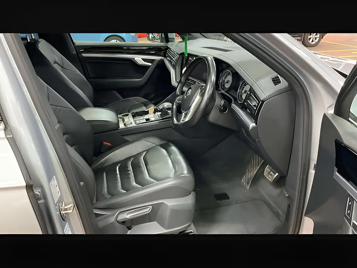 Used 2018 Volkswagen Touareg R-Line Silver - Interior and Exterior details 10