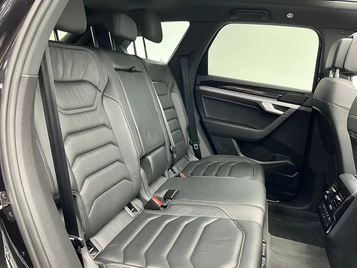 Used 2018 Volkswagen Touareg R-Line Tech Deep Black Pearl Effect - Interior and Exterior details 14