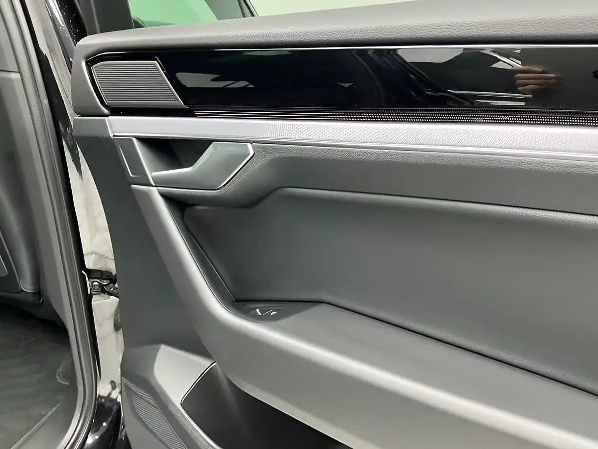 Used 2018 Volkswagen Touareg R-Line Tech Deep Black Pearl Effect - Interior and Exterior details 15
