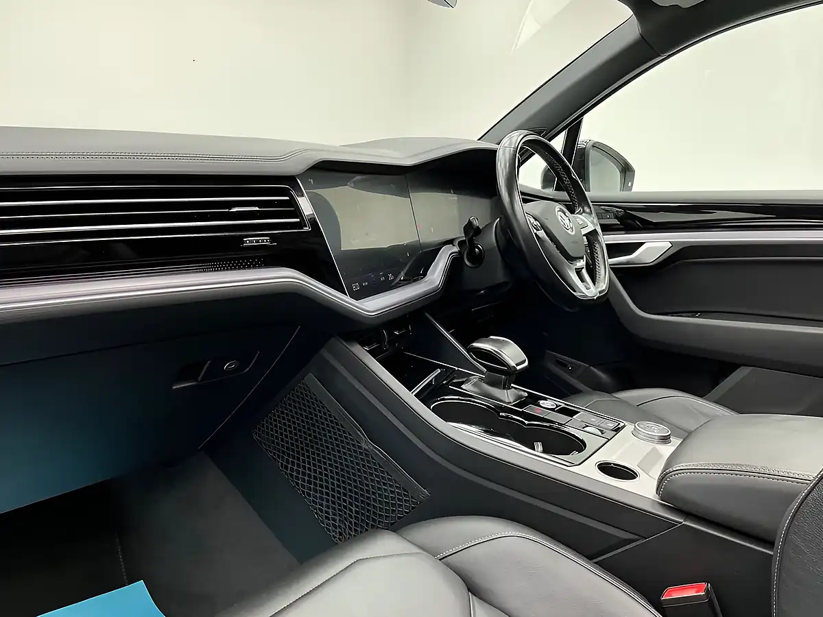 Used 2018 Volkswagen Touareg R-Line Tech Deep Black Pearl Effect - Interior and Exterior details 18