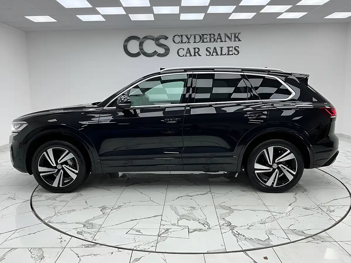 Used 2018 Volkswagen Touareg R-Line Tech Deep Black Pearl Effect - Interior and Exterior details 6