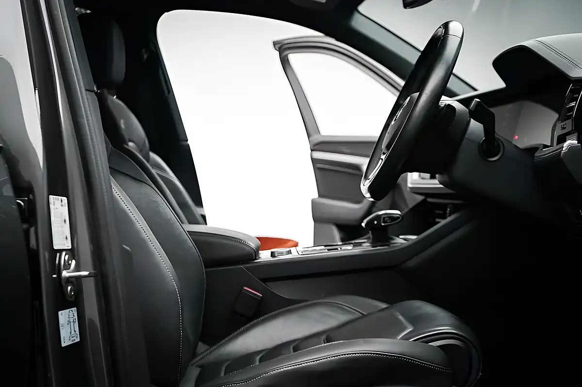 Used 2018 Volkswagen Touareg R-Line Tech Grey - Interior and Exterior details 15