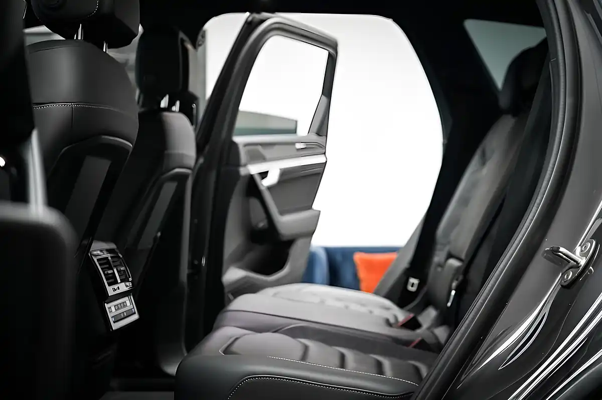 Used 2018 Volkswagen Touareg R-Line Tech Grey - Interior and Exterior details 16