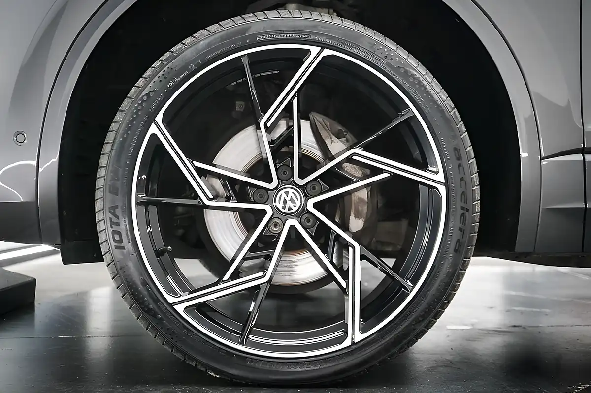Used 2018 Volkswagen Touareg R-Line Tech Grey - Interior and Exterior details 19