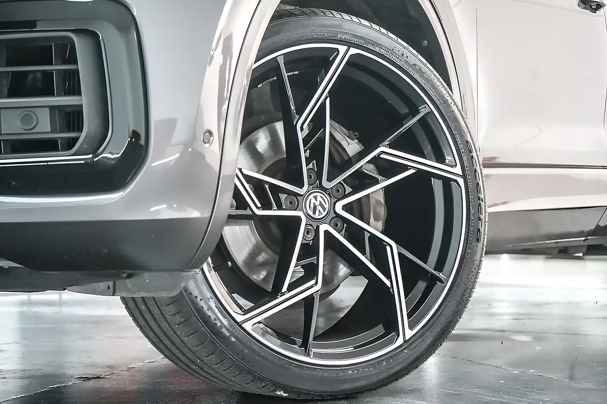 Used 2018 Volkswagen Touareg R-Line Tech Grey - Interior and Exterior details 2