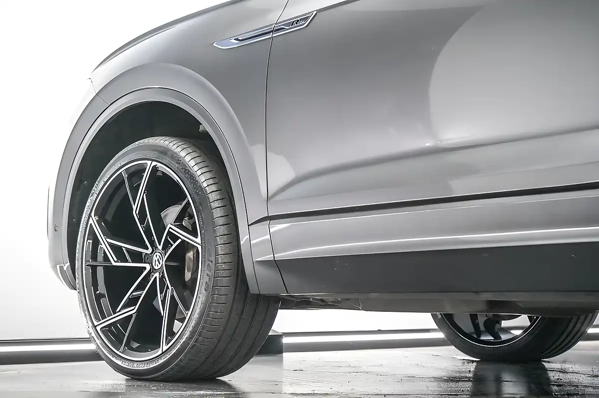 Used 2018 Volkswagen Touareg R-Line Tech Grey - Interior and Exterior details 6