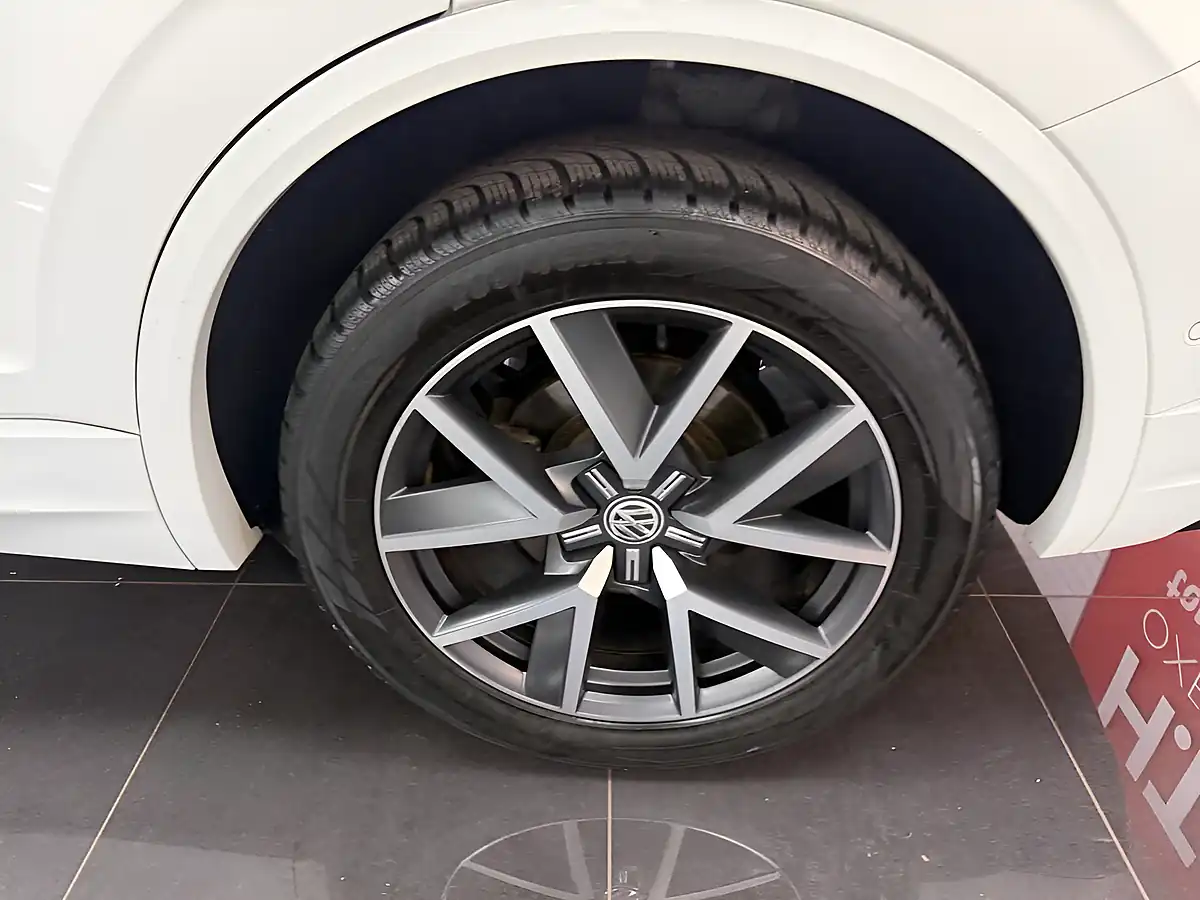 Used 2018 Volkswagen Touareg R-Line White - Interior and Exterior details 10