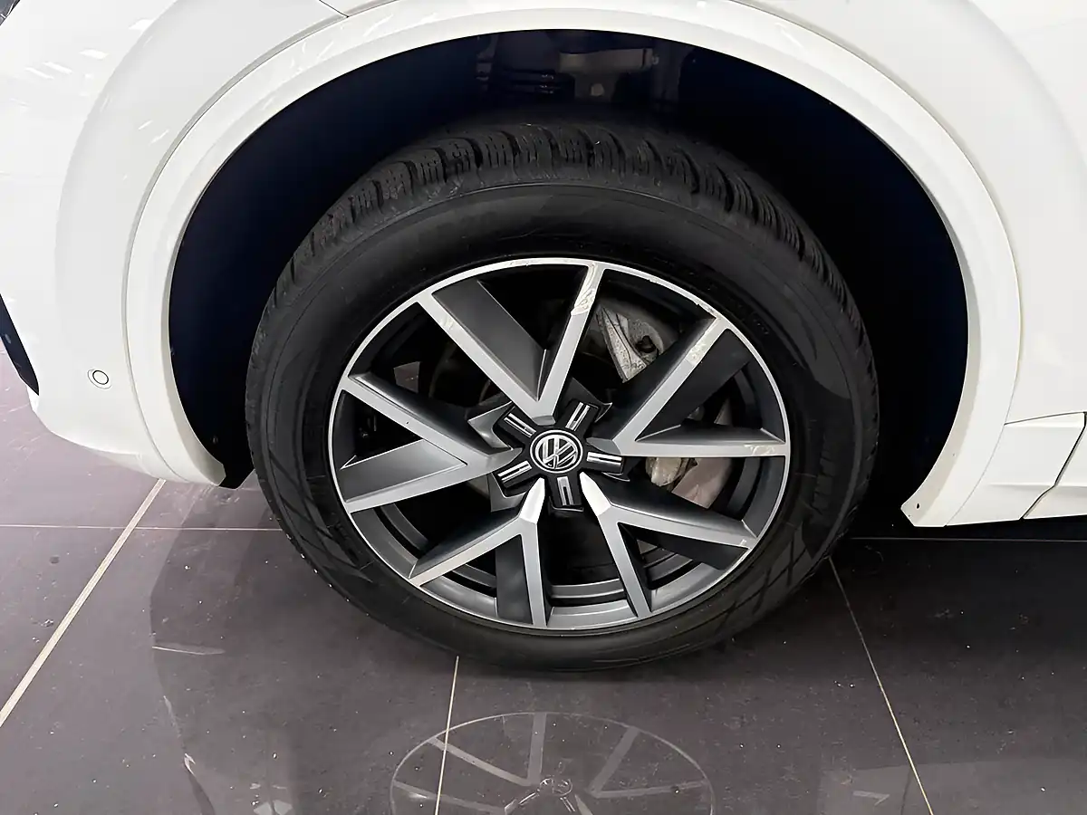 Used 2018 Volkswagen Touareg R-Line White - Interior and Exterior details 12