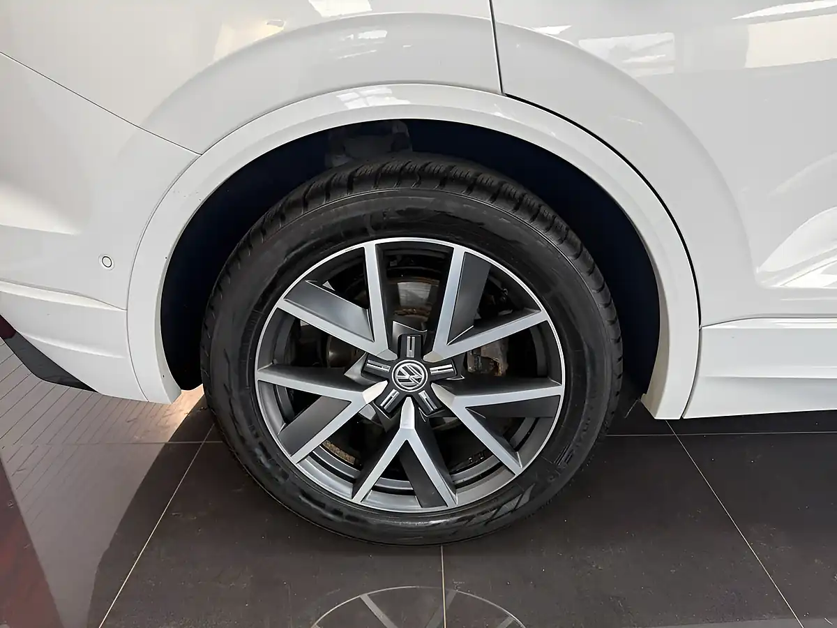 Used 2018 Volkswagen Touareg R-Line White - Interior and Exterior details 3