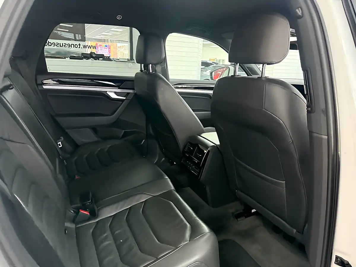 Used 2018 Volkswagen Touareg R-Line White - Interior and Exterior details 4