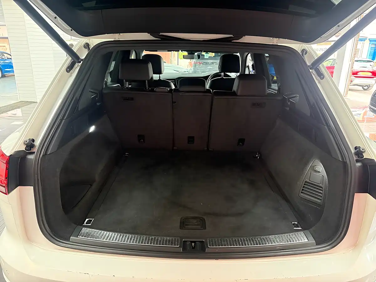Used 2018 Volkswagen Touareg R-Line White - Interior and Exterior details 9