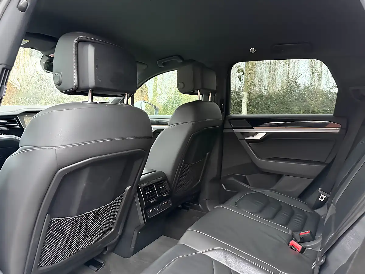 Used 2018 Volkswagen Touareg R-Line White - Interior and Exterior details 13