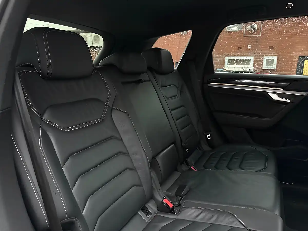Used 2018 Volkswagen Touareg R-Line White - Interior and Exterior details 14