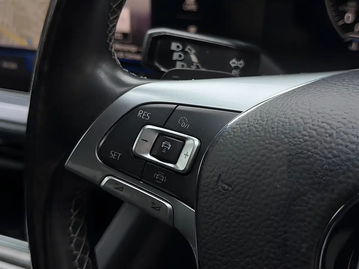 Used 2018 Volkswagen Touareg R-Line White - Interior and Exterior details 15