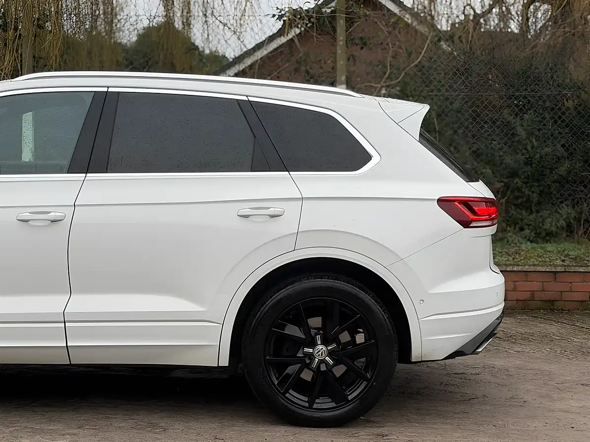 Used 2018 Volkswagen Touareg R-Line White - Interior and Exterior details 16