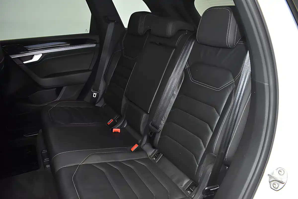 Used 2018 Volkswagen Touareg R-Line White - Interior and Exterior details 10