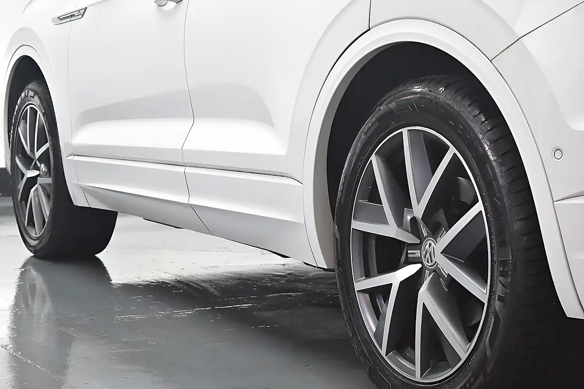 Used 2018 Volkswagen Touareg R-Line White - Interior and Exterior details 12