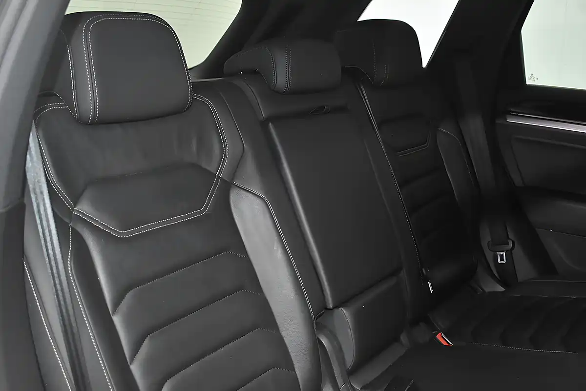 Used 2018 Volkswagen Touareg R-Line White - Interior and Exterior details 15