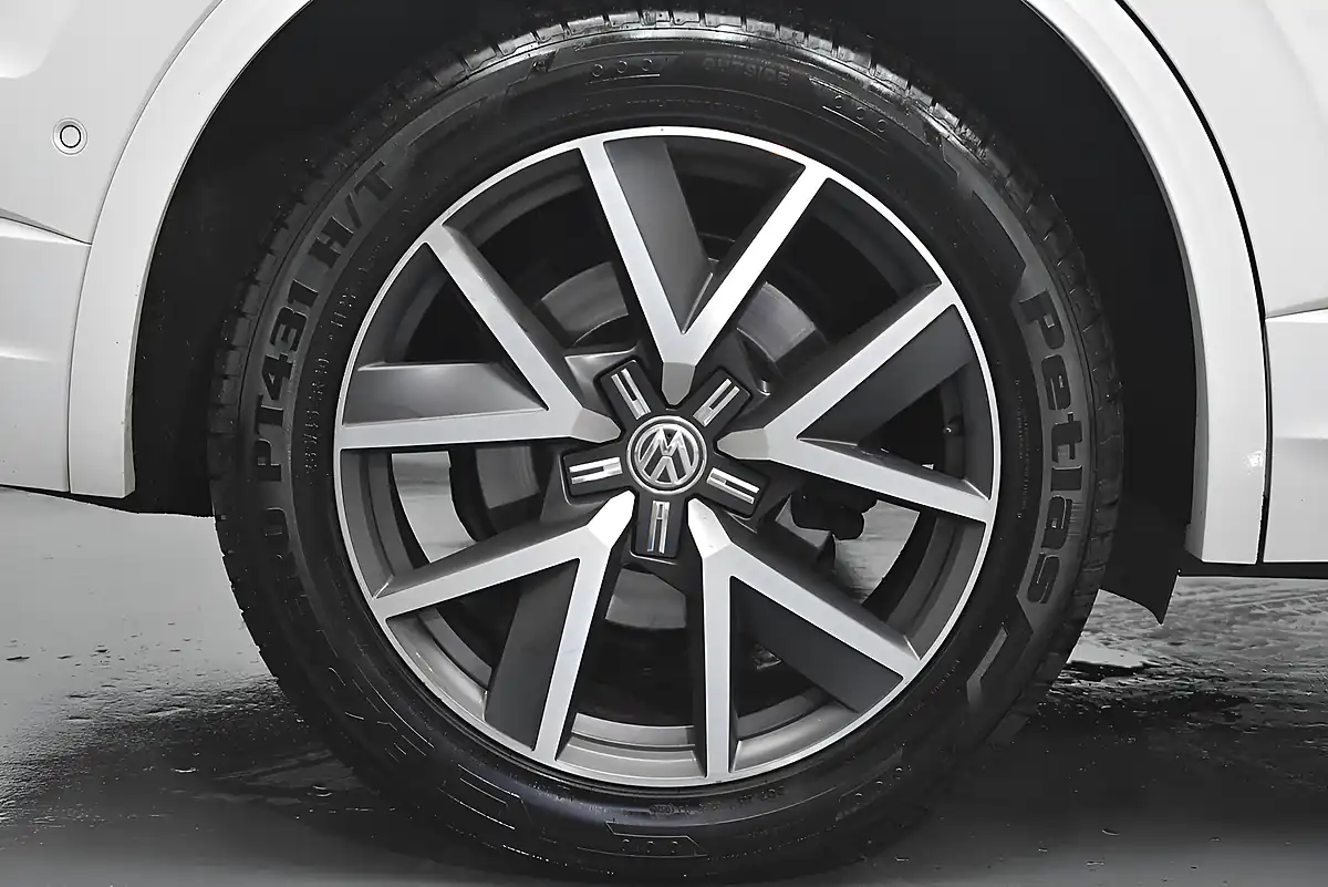 Used 2018 Volkswagen Touareg R-Line White - Interior and Exterior details 17