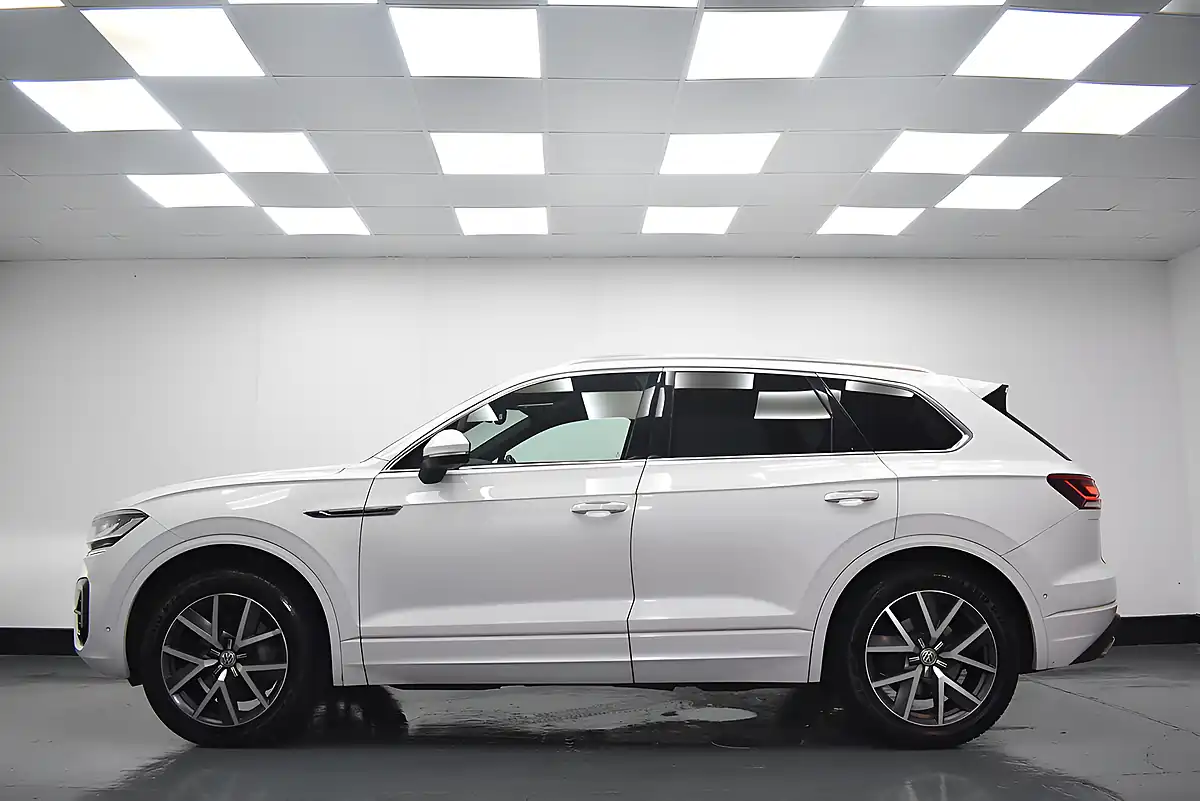 Used 2018 Volkswagen Touareg R-Line White - Interior and Exterior details 2