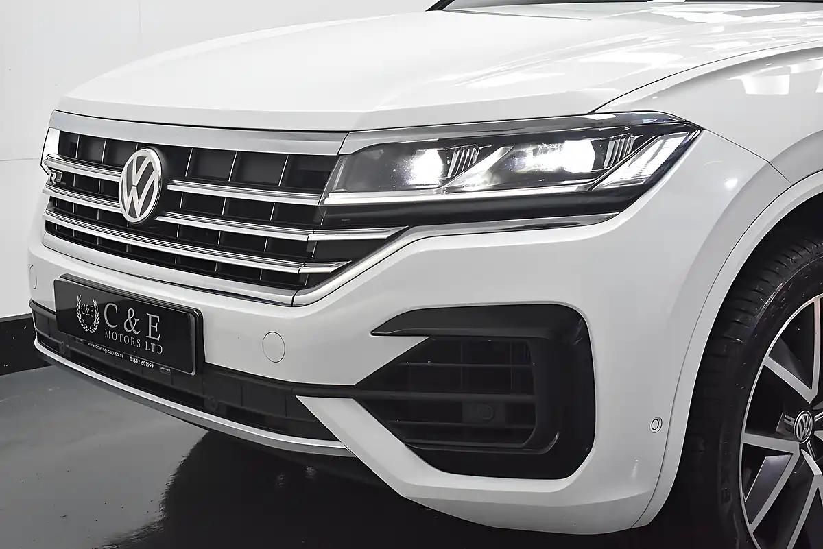 Used 2018 Volkswagen Touareg R-Line White - Interior and Exterior details 5