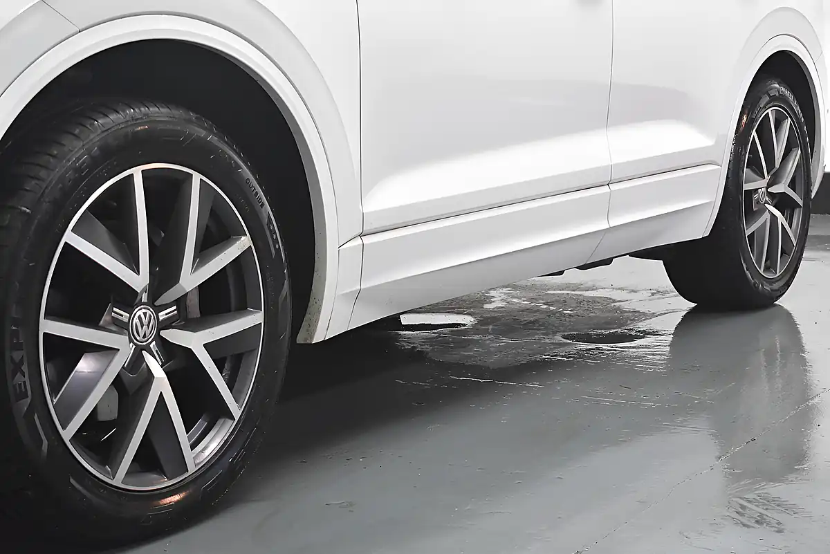 Used 2018 Volkswagen Touareg R-Line White - Interior and Exterior details 7
