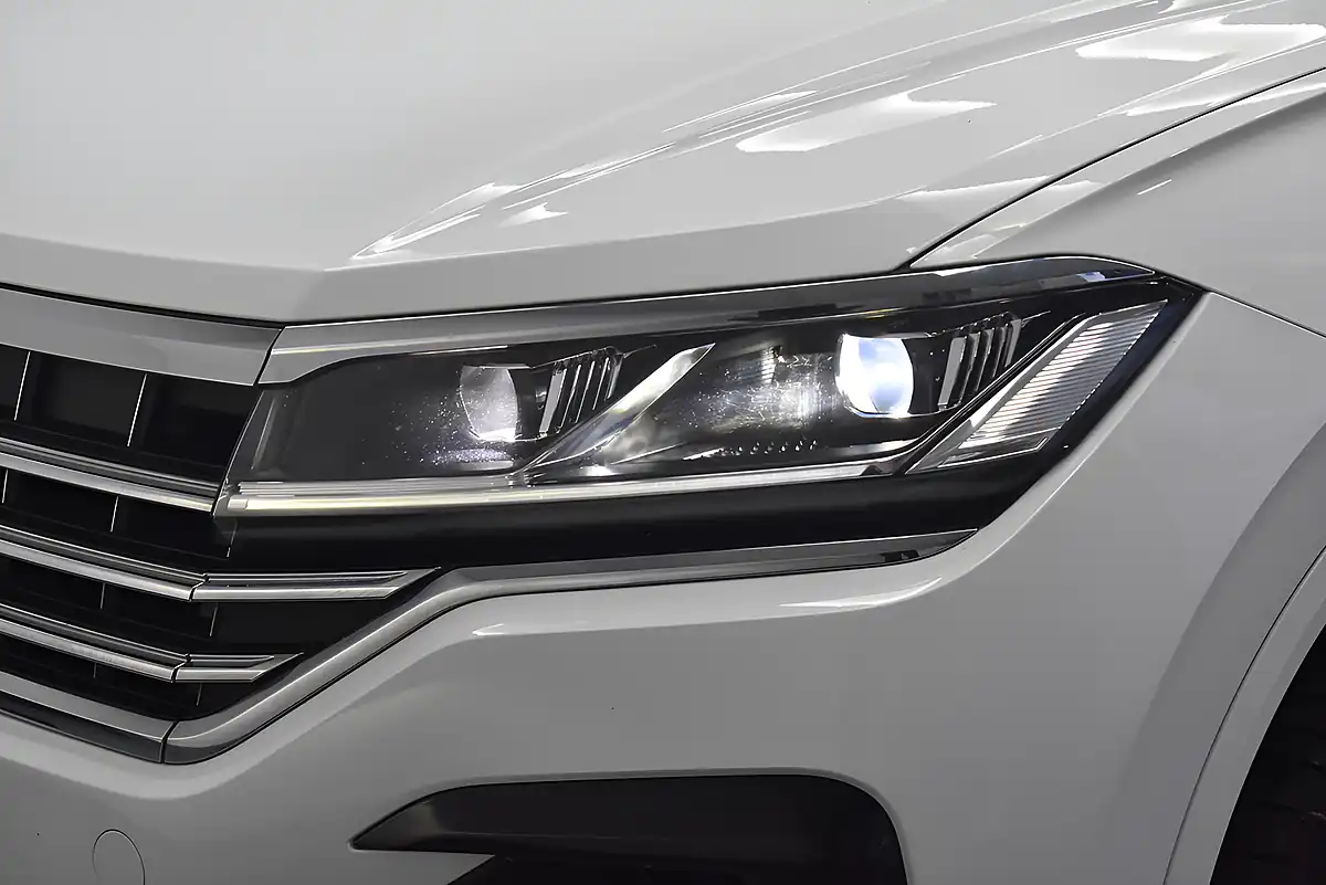 Used 2018 Volkswagen Touareg R-Line White - Interior and Exterior details 8
