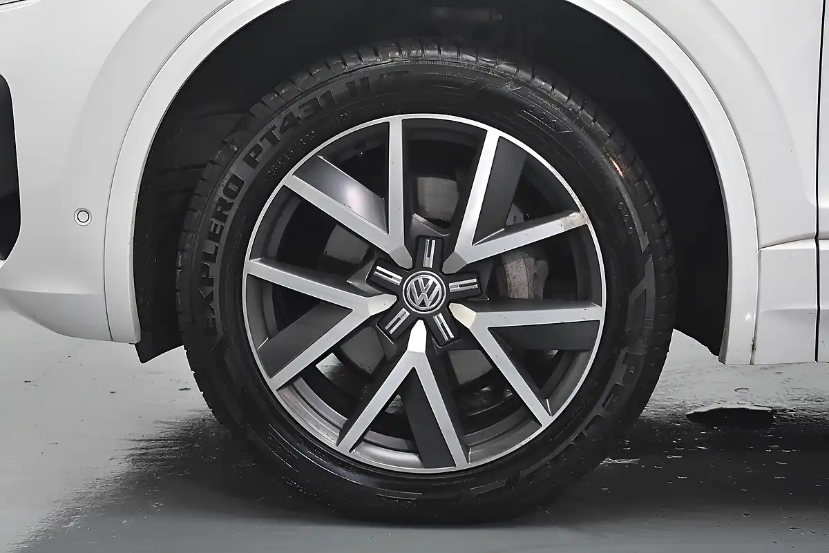 Used 2018 Volkswagen Touareg R-Line White - Interior and Exterior details 9