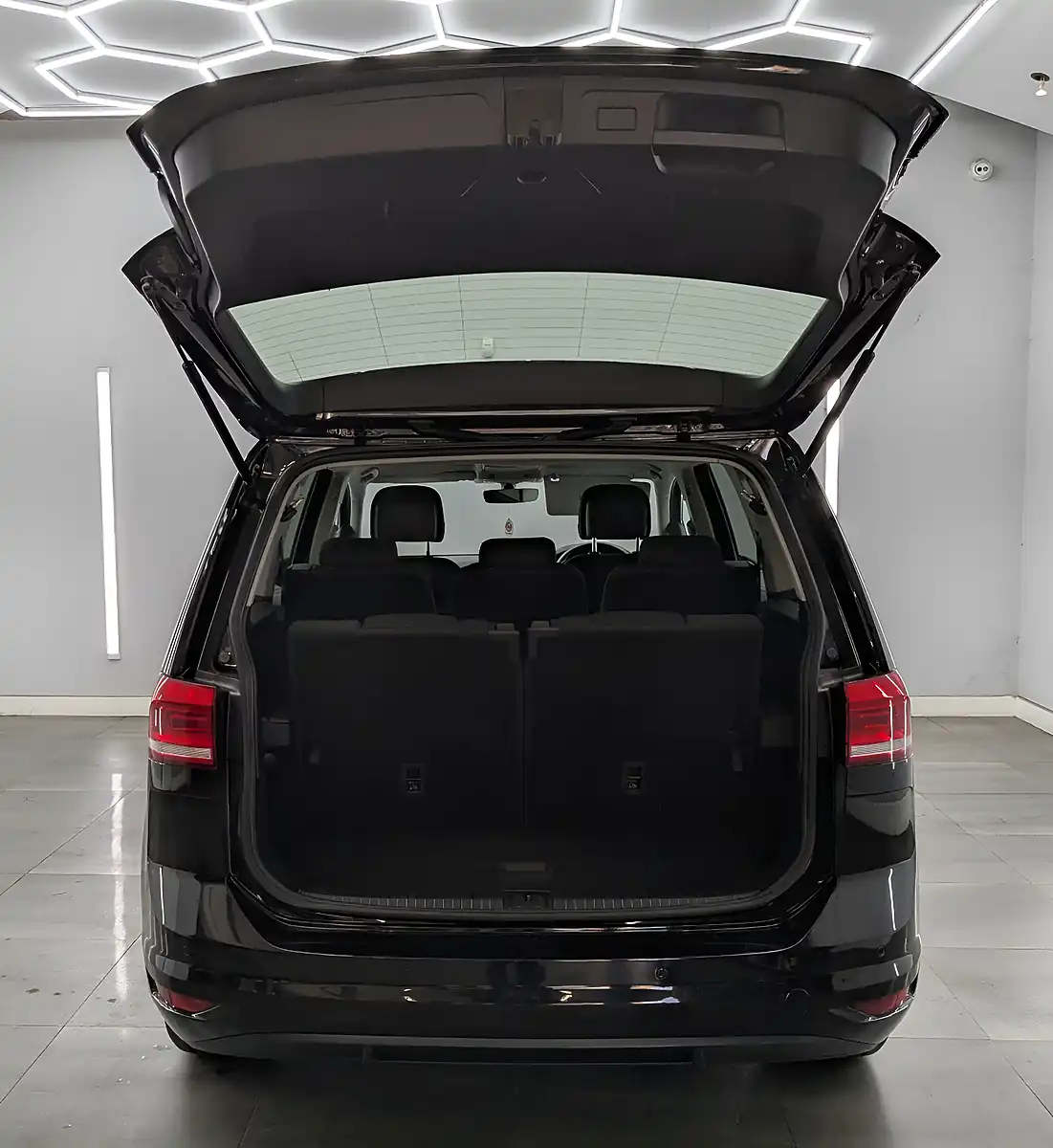 Used 2018 Volkswagen Touran Se Black - Interior and Exterior details 9