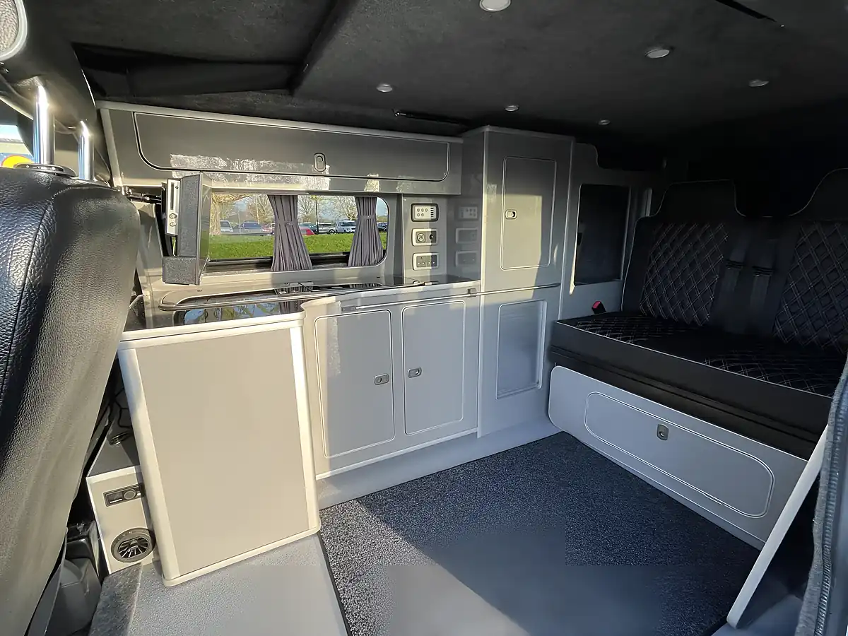 Used 2018 Volkswagen Transporter Highline Silver - Interior and Exterior details 12